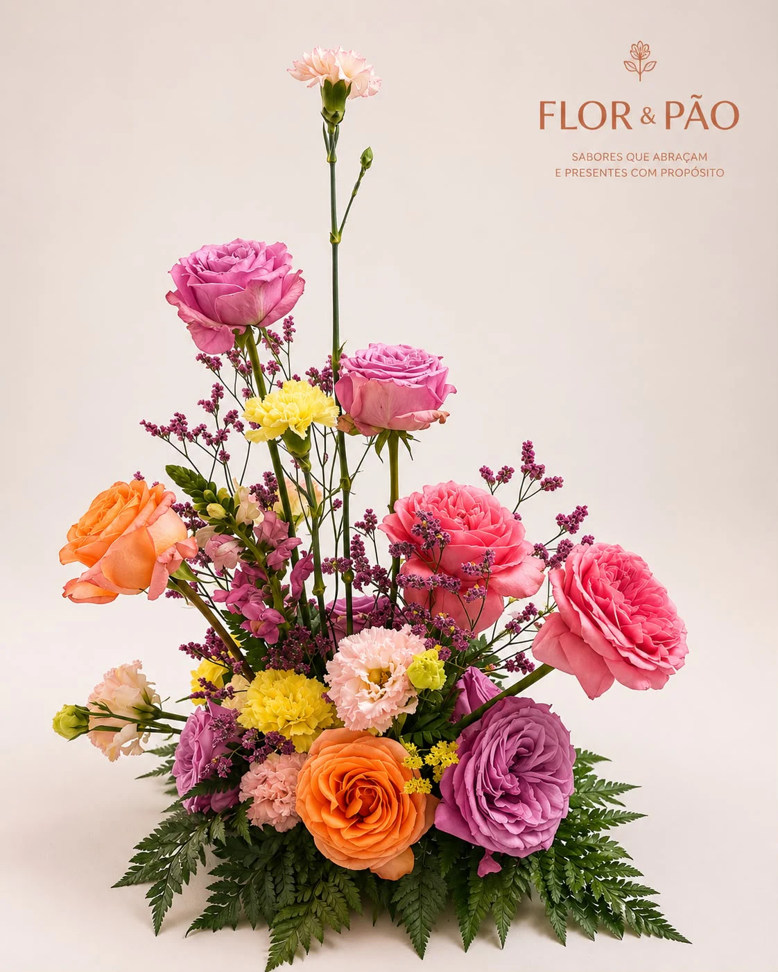 Buquê floral composto à mão no atelier Flor & Pão